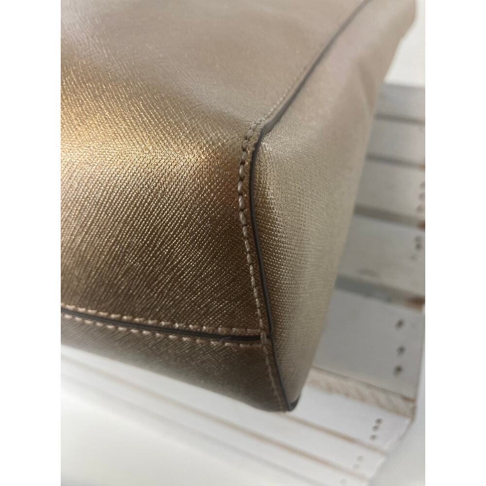 MICHAEL KORS LARGE GOLD METALIC LEATHER SHOULDER BAG - Picture 10 of 16